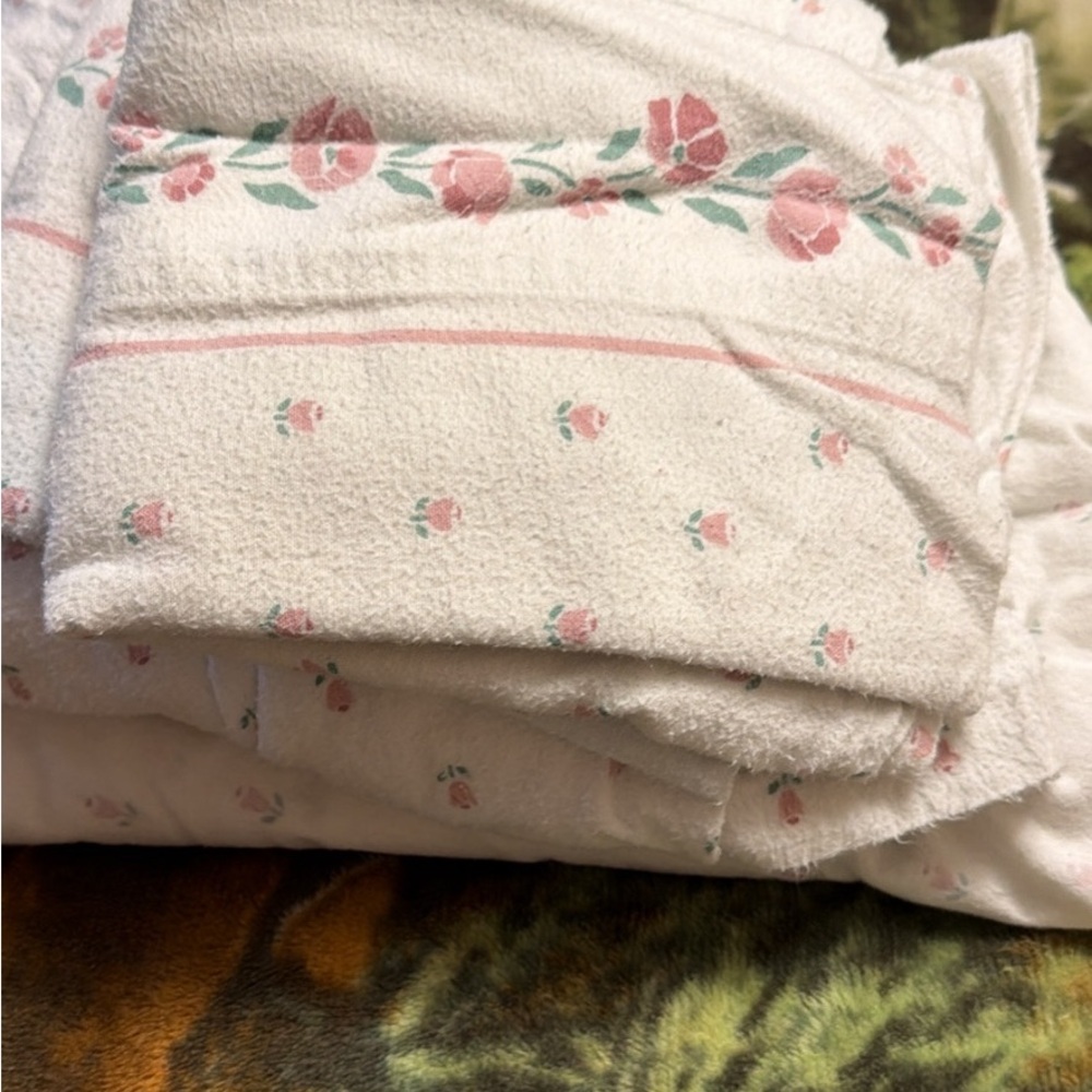 Elegant Floral White and Pink Sheet Set flannel